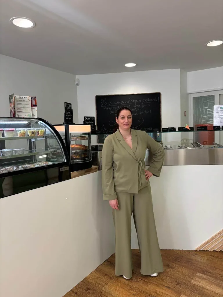 photos de delphine Sanchez devant son bar à salades
