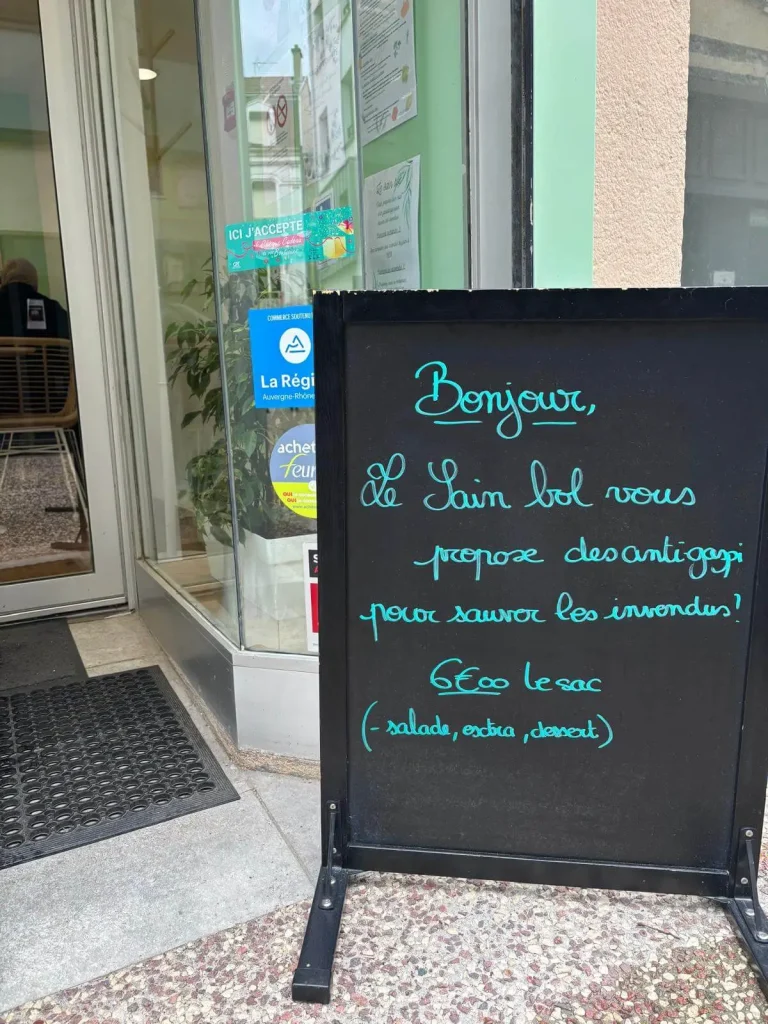 panneau avertissement des paniers antigaspi disponible, salades, desserts et extras